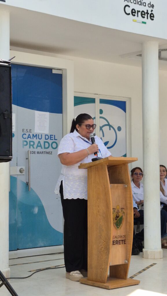 Gerente ofrece unas palabras desde un atril de la Alcaldía de Cereté durante una actividad institucional realizada en las instalaciones del Camu del Prado.