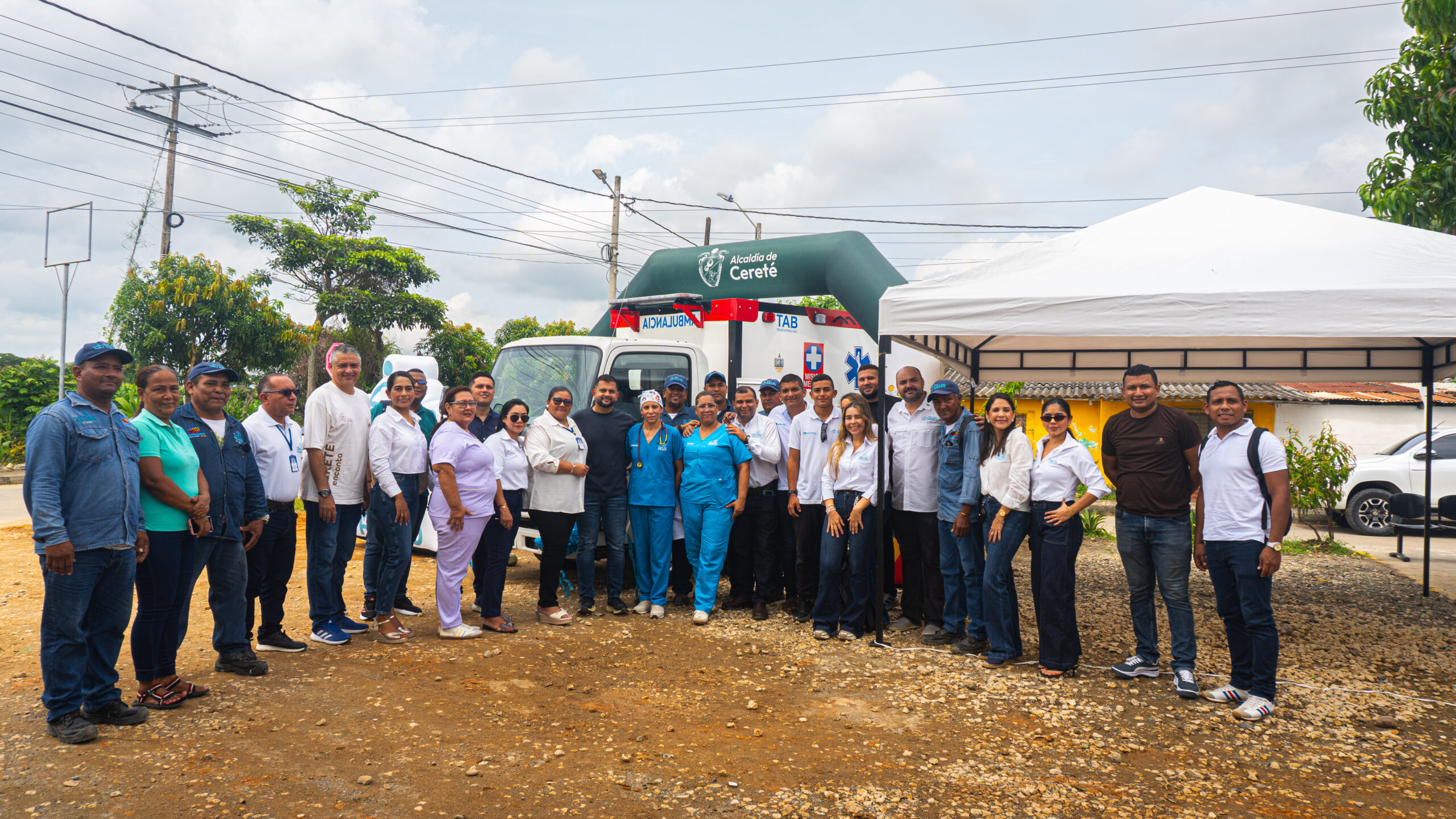 Fotografía del personal de salud, funcionarios e invitados posan junto a la nueva ambulancia durante el acto oficial de entrega.